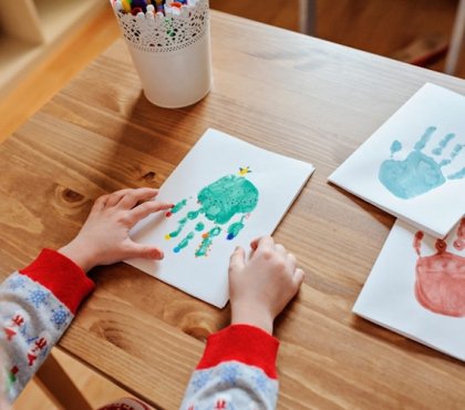 peinture de Noel avec les mains empreintes mains enfants maternelle