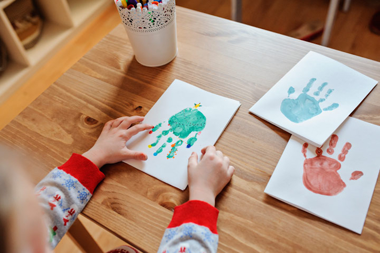 peinture de Noel avec les mains empreintes mains enfants maternelle