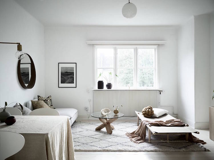 petit salon blanc et noir tons naturels de style minimaliste