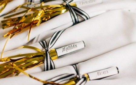 pliage de serviette simple idée festive décoration table Nouvel An chic