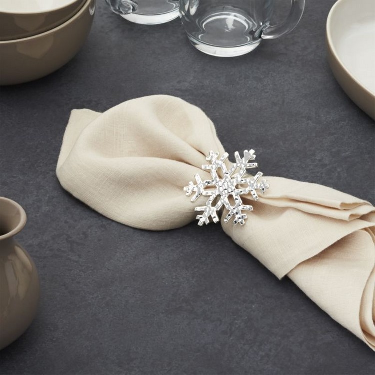 pliage serviette Nouvel An facile élégant motif flocon neige élément décoratif raffiné idéal déco table réveillon Nouvel An 2017