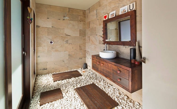 salle de bain en pierre naturelle bois et galets