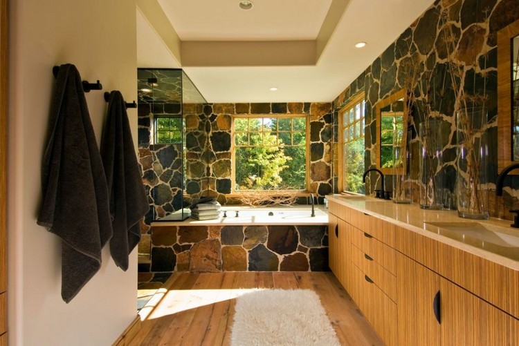 salle de bain en pierre naturelle et bois baignée de lumière