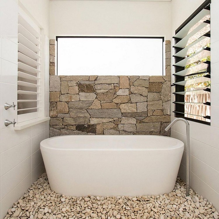 salle de bain en pierre naturelle galets baignoire