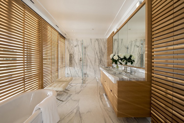 salle de bain en pierre naturelle marbre et bois