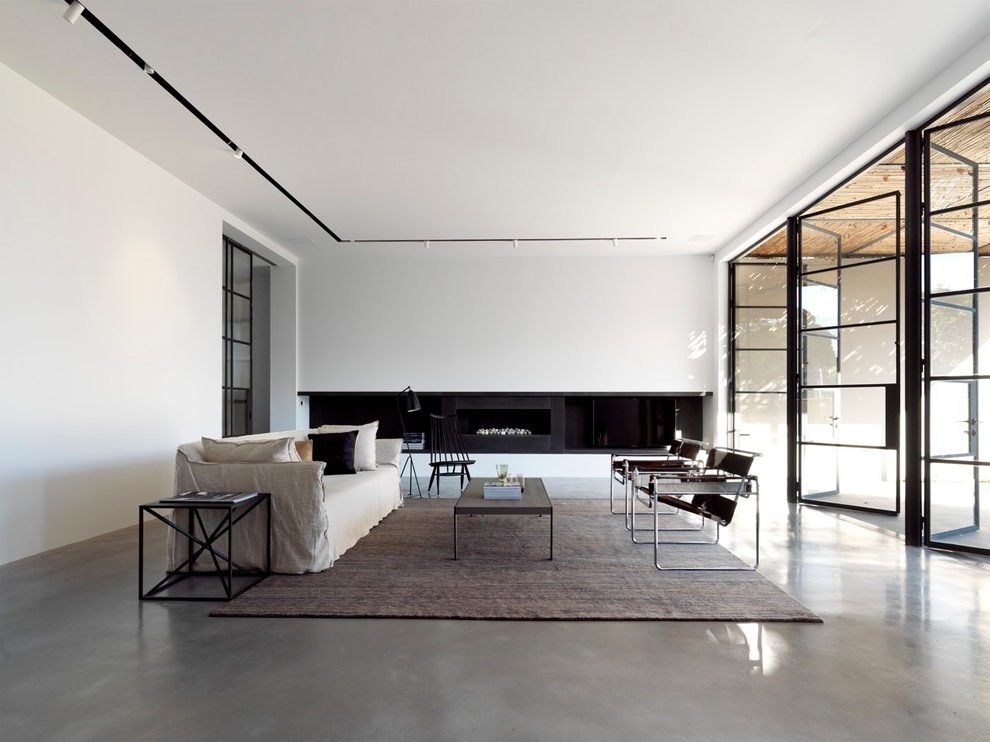 salon style minimaliste avec grandes baies vitrées pliantes