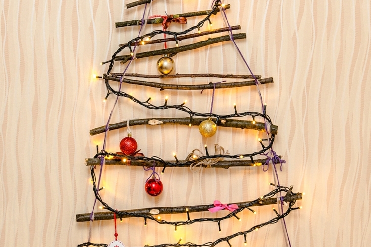 Fabriquez vous-même un sapin de Noël mural en bois et cassez le cliché