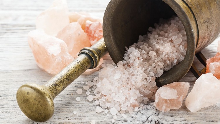 sel brut non raffiné riche minéraux sel rose de l’Himalaya