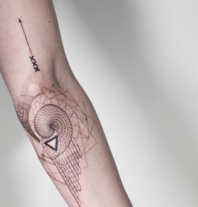 tatouage géométrique abstrait avant-bras