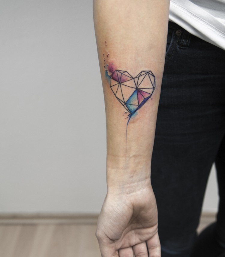 tatouage géométrique aquarelle cœur avant-bras