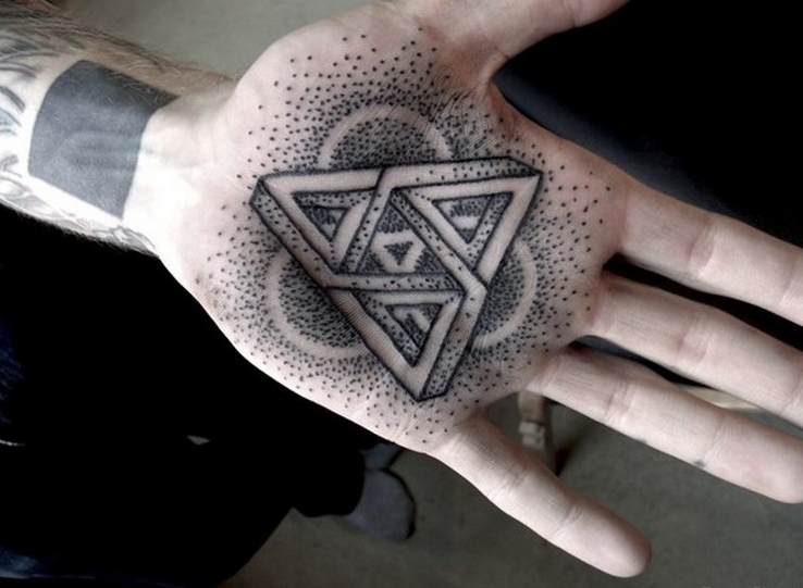 tatouage géométrique audacieux sur la paume