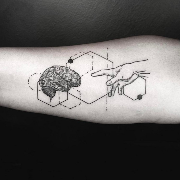 tatouage géométrique avant-bras cerveau et main