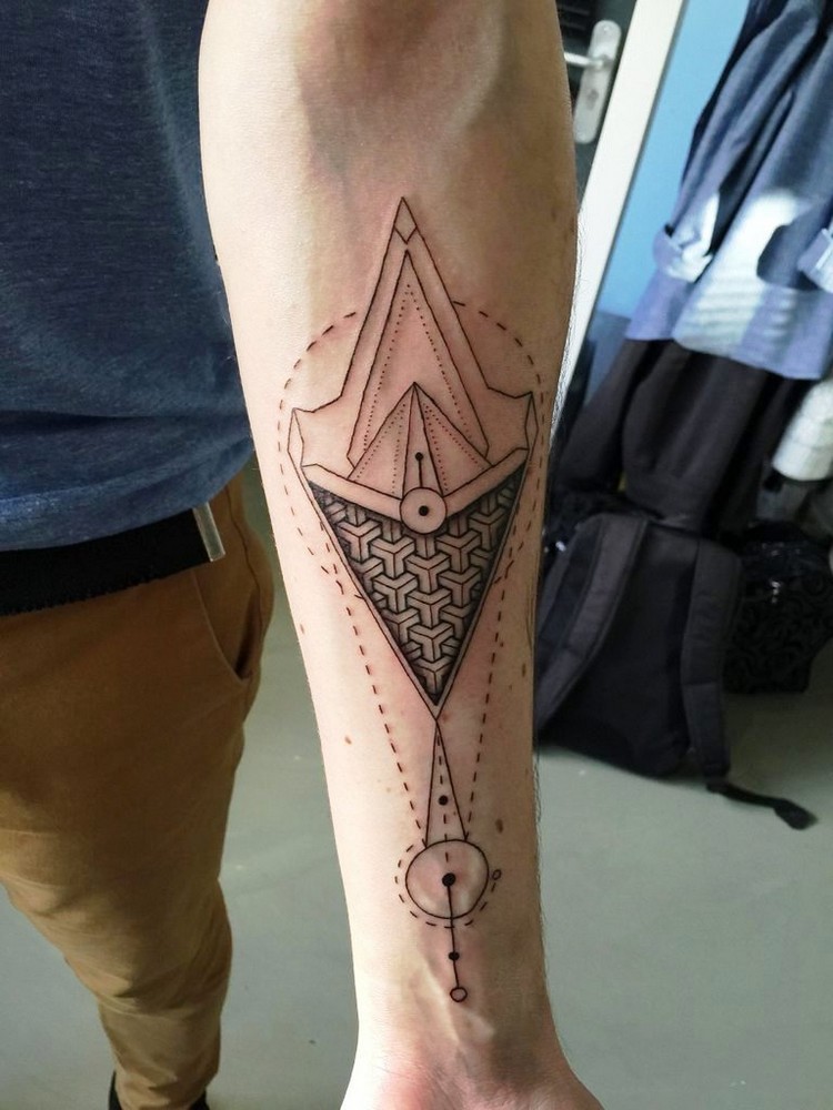 tatouage géométrique avant-bras homme blanc et noir