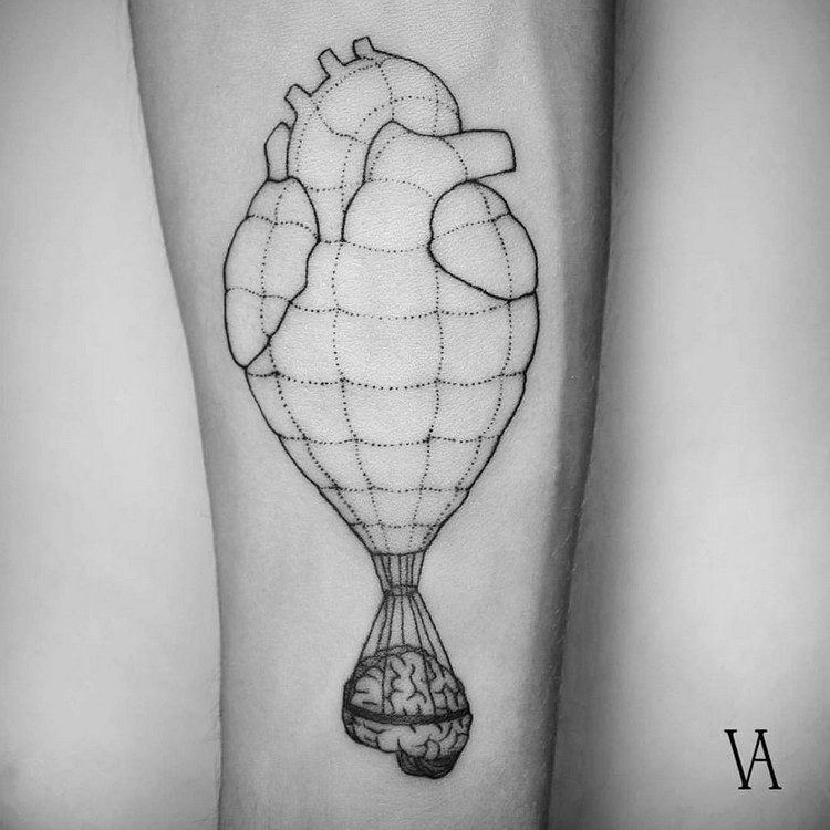 tatouage géométrique bras cerveau et cœur