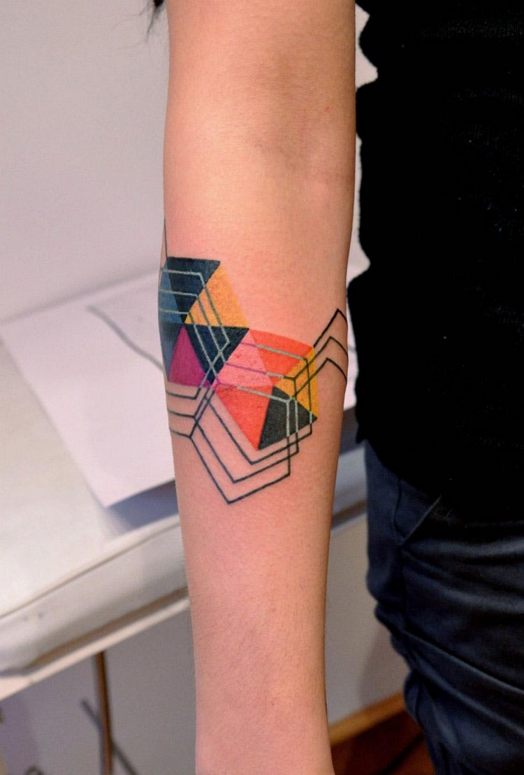 tatouage géométrique coloré bras