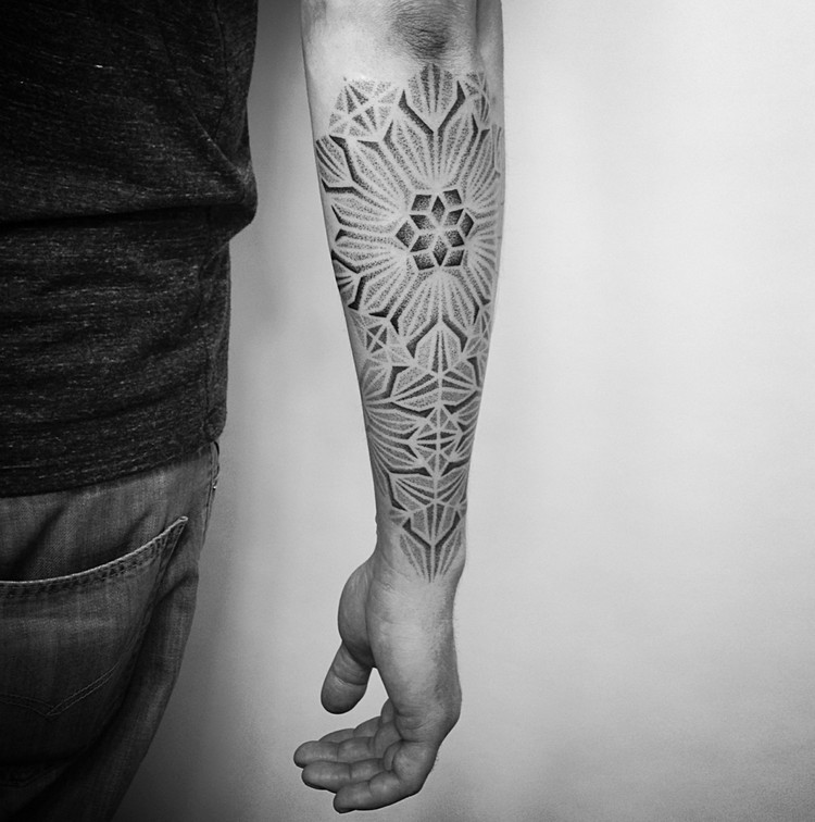 tatouage géométrique compliqué homme avant-bras