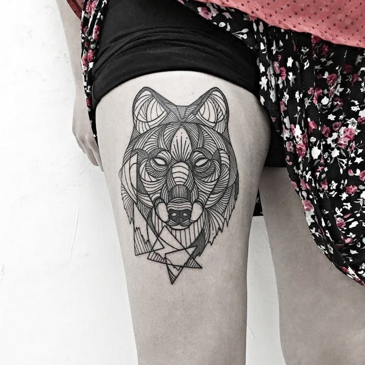 tatouage géométrique cuisse femme loup
