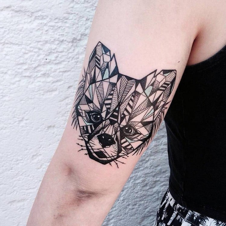 tatouage géométrique femme au-dessus de coude animal