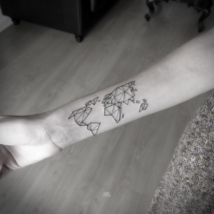 tatouage géométrique femme avant-bras carte du monde