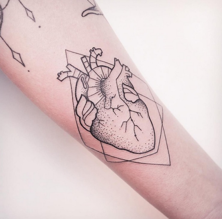 tatouage géométrique femme avant-bras cœur
