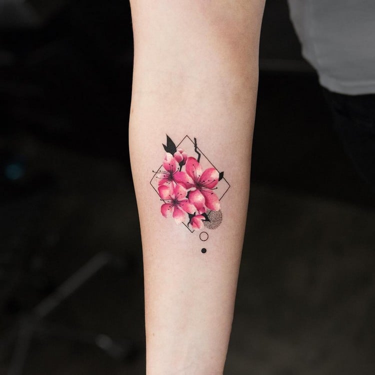 tatouage géométrique femme avant-bras fleurs roses