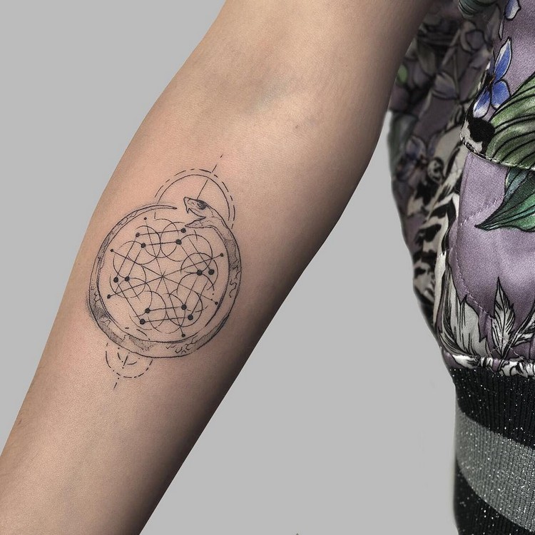tatouage géométrique femme avant-bras serpent