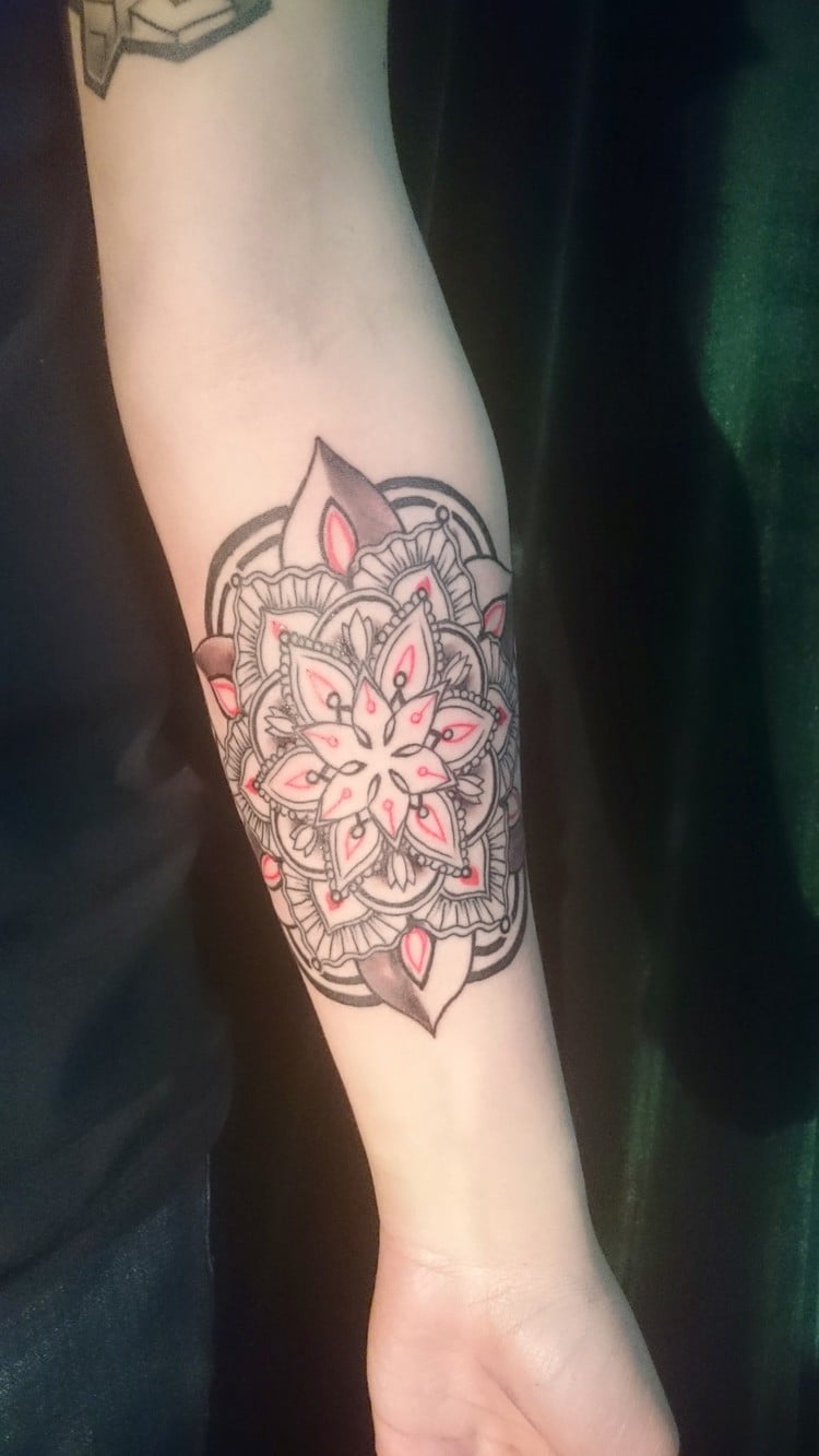 tatouage géométrique femme avant-bras à motifs mandala
