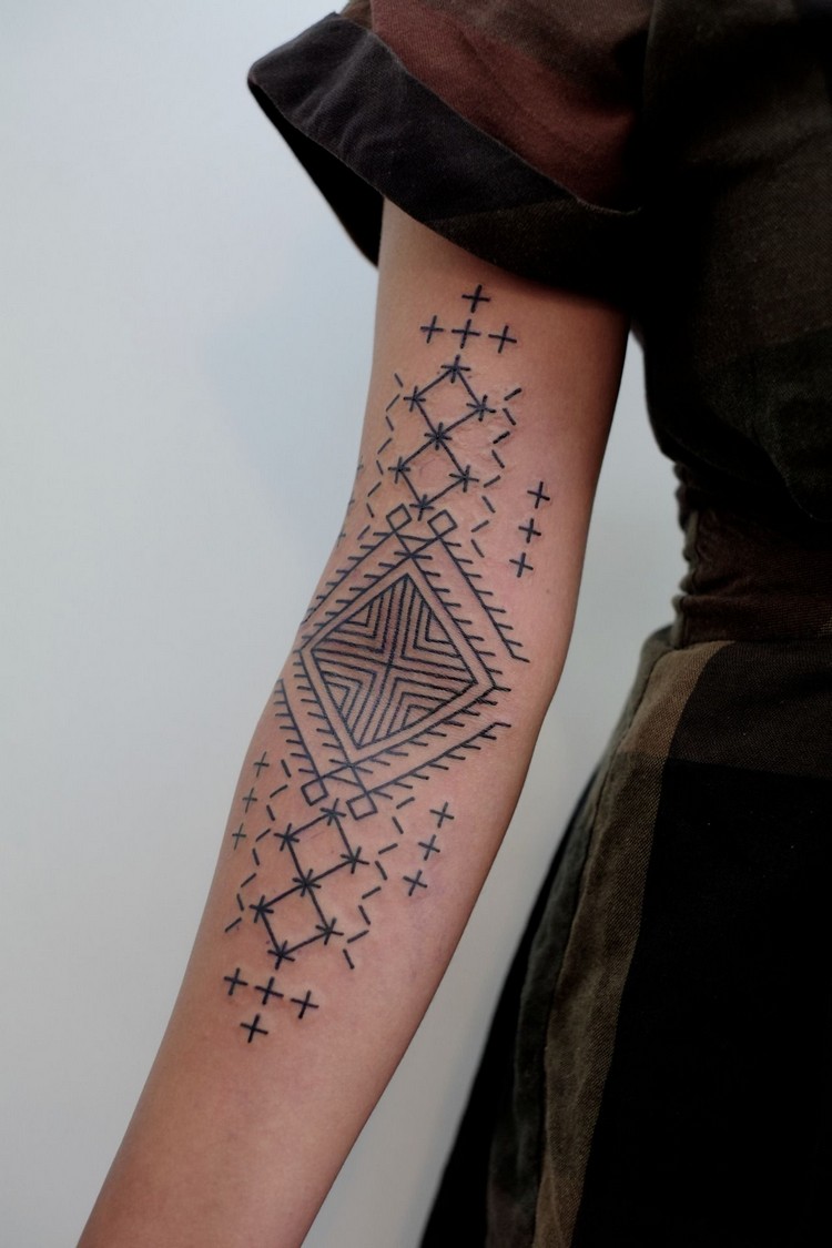 tatouage géométrique femme avant-bras