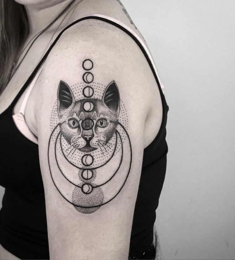 tatouage géométrique femme bras chat lune