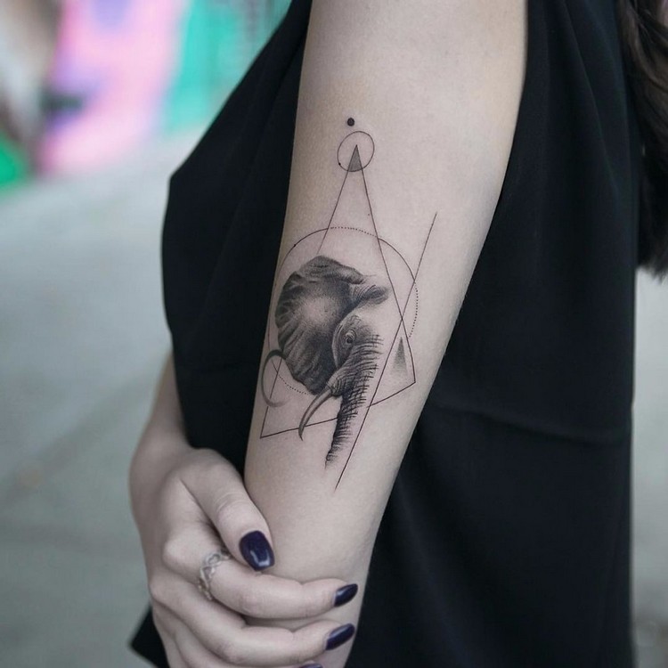 tatouage géométrique femme bras éléphant
