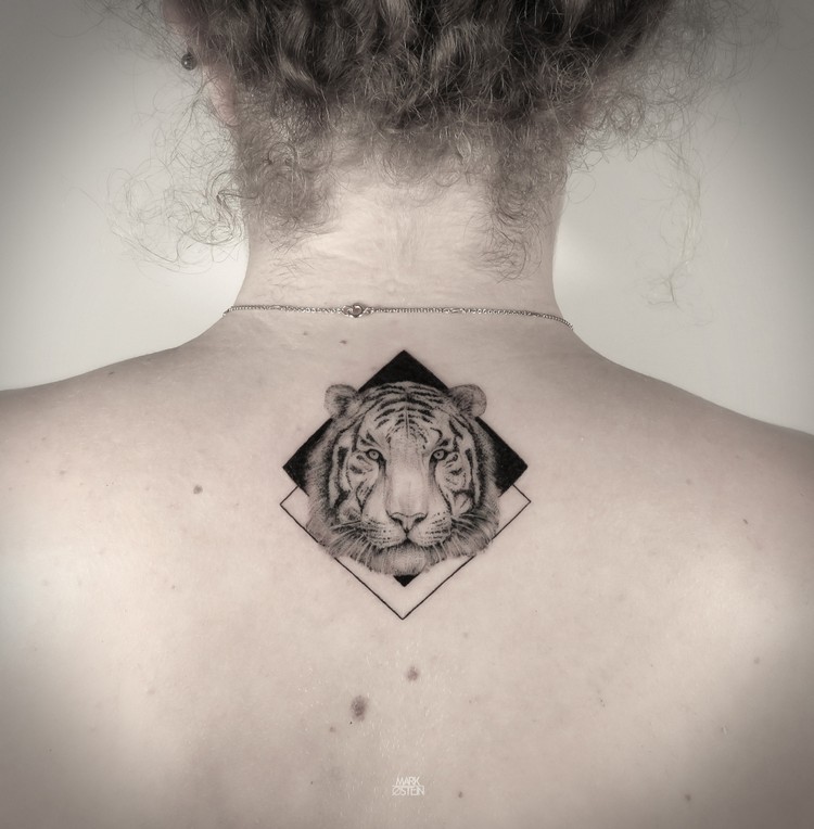 tatouage géométrique femme dos tigre