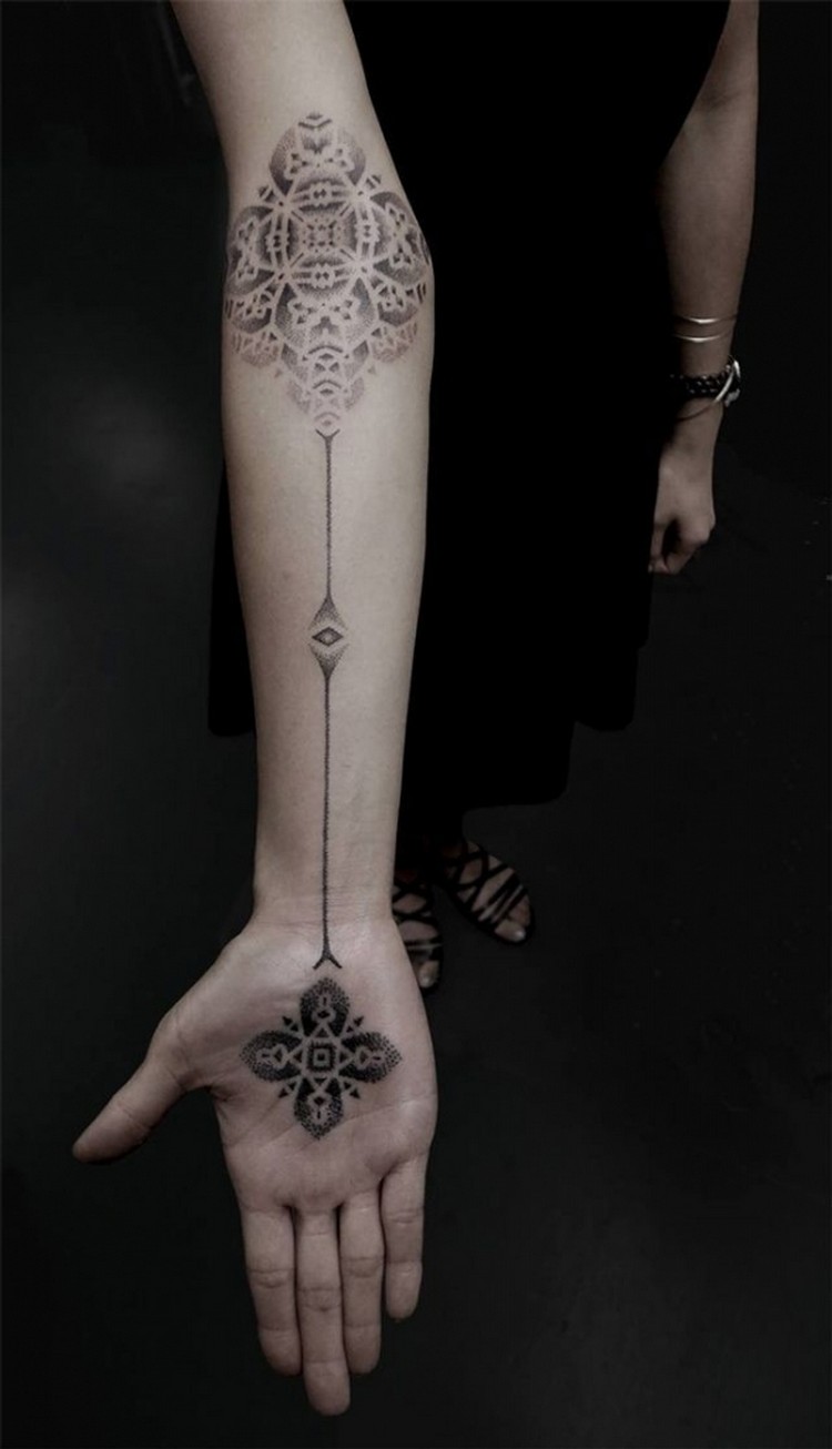 tatouage géométrique femme fleurs avant-bras paume