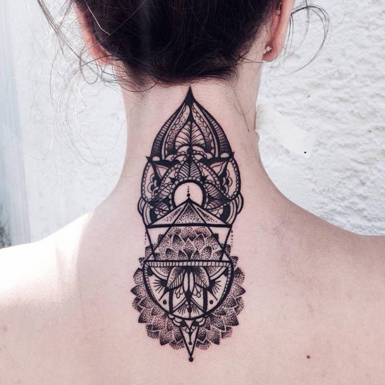 tatouage géométrique femme nuque à motifs mandala