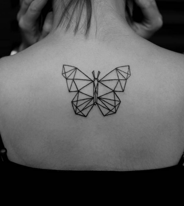 tatouage géométrique femme papillon sur le dos