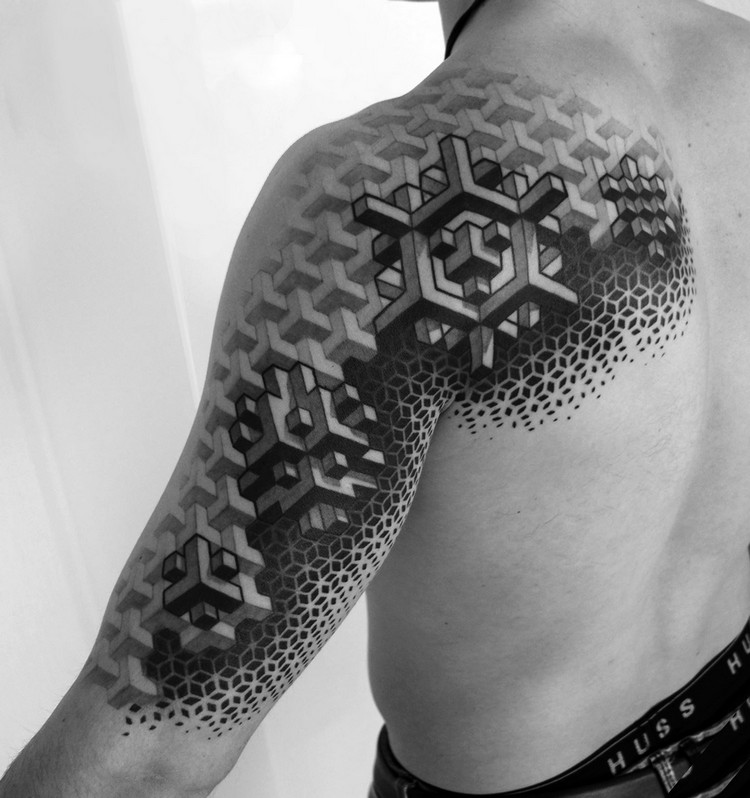 tatouage géométrique homme bras épaule