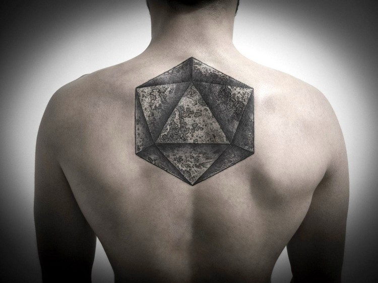tatouage géométrique homme dos