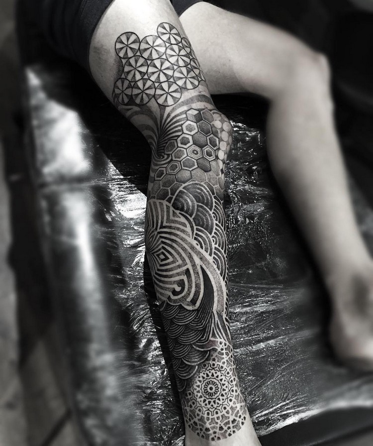tatouage géométrique homme jambe