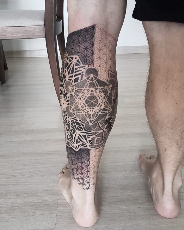 tatouage géométrique jambe homme