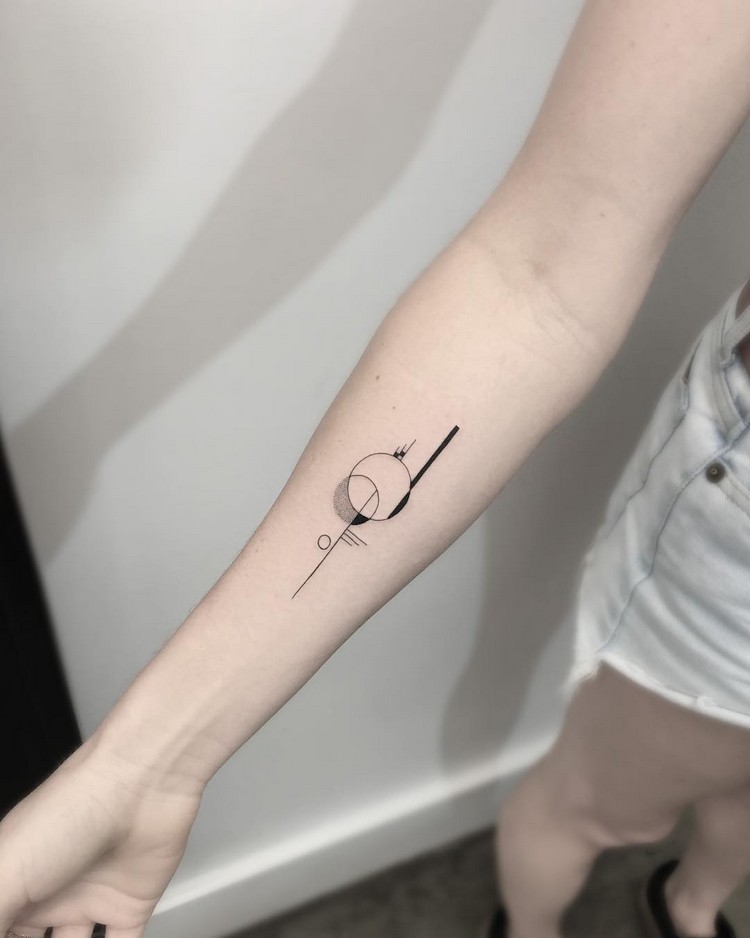 tatouage géométrique minimaliste avant-bras femme