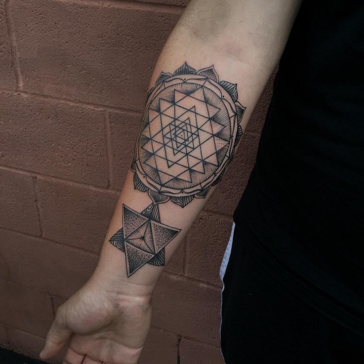 tatouage géométrique spirituel avant-bras homme
