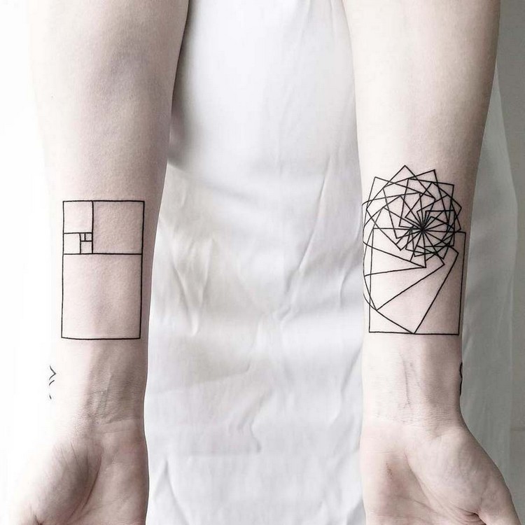 tatouage géométrique sur chaque poignet