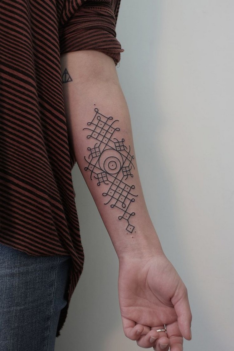 tatouage géométrique tribal femme avant-bras