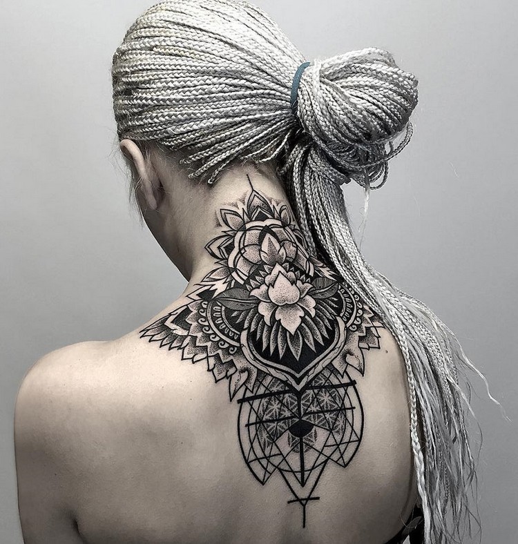 tatouage géométrique à motifs mandala femme nuque et dos