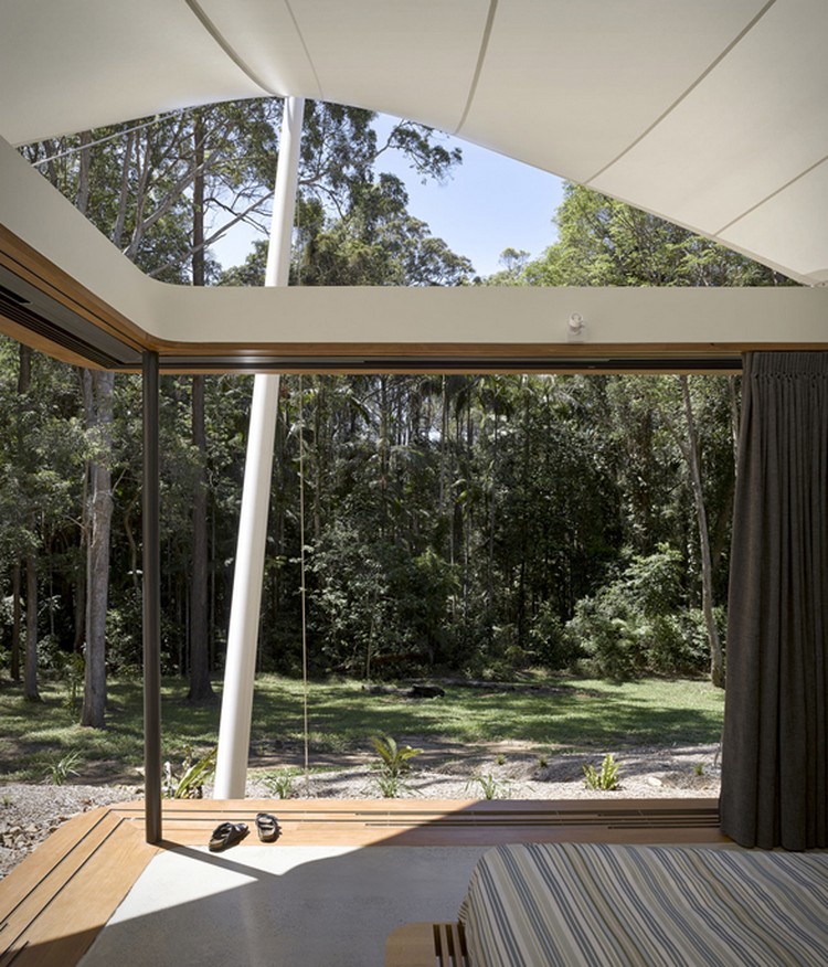 voile ombrage rétractable toiture verre transparent maison architecte moderne Australie