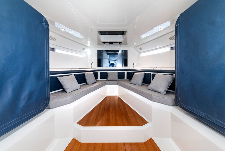 yacht de luxe extensible intérieur blanche en bois