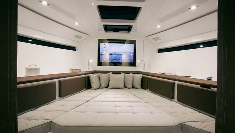 yacht de luxe extensible intérieur en marron beige et blanc