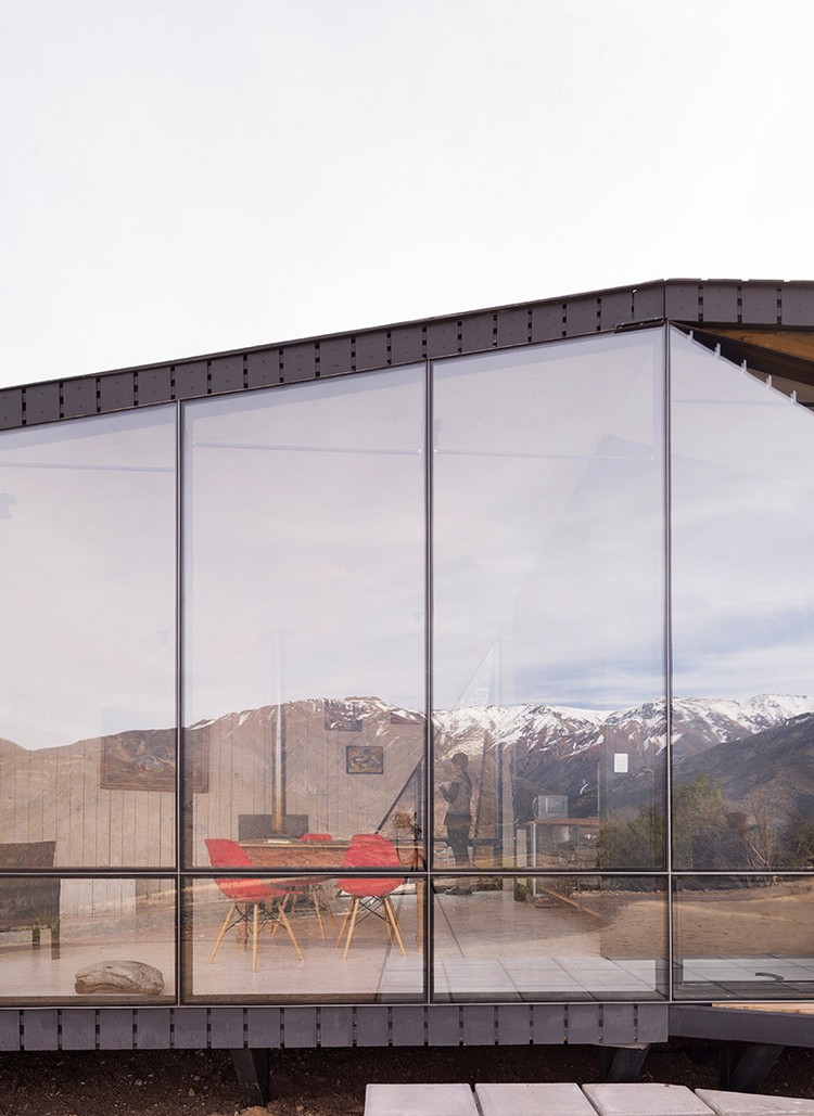 Baie vitrée sur mesure forme triangulaire design unique intérieur bois cabane moderne