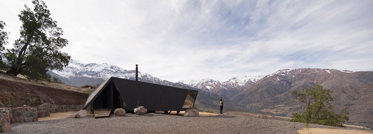 Baie vitrée sur mesure spacieuse design unique bardage bois maison architecte petit refuge montagne Andes Chili