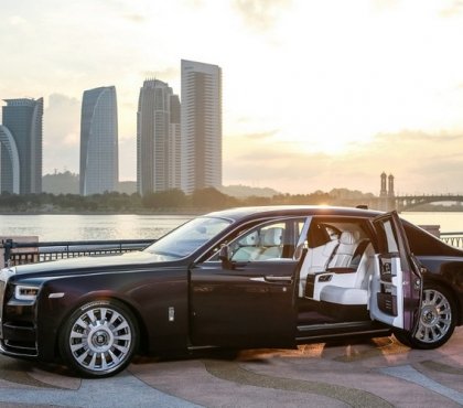 Rolls Royce Phantom VIII calandre impossante intérieur oeuvre art design insolite voiture silencieuse