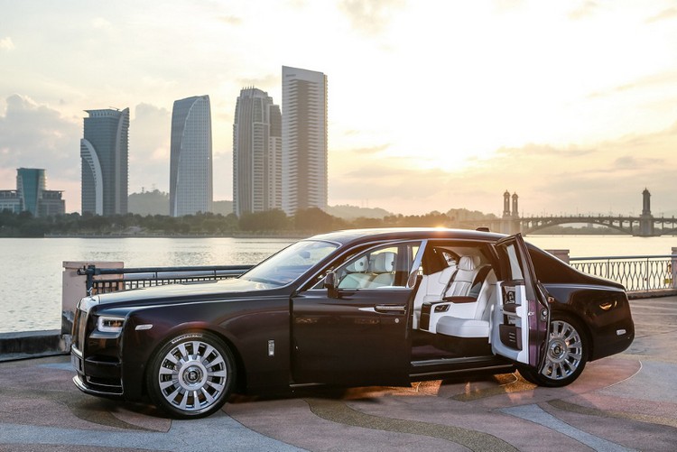 Rolls Royce Phantom VIII calandre impossante intérieur oeuvre art design insolite voiture silencieuse
